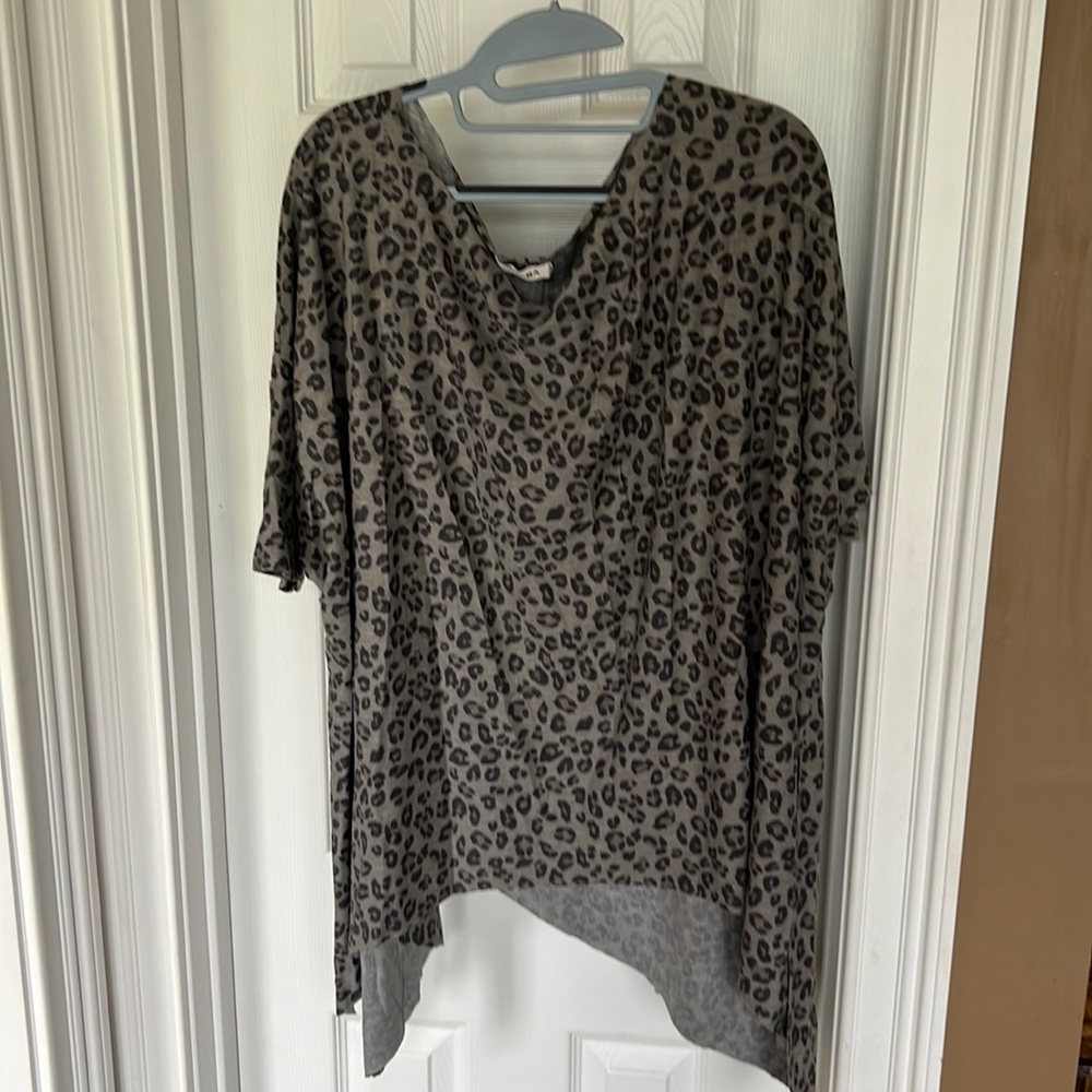 Ladies Leopard Top Boutique Adora Large NWOT
